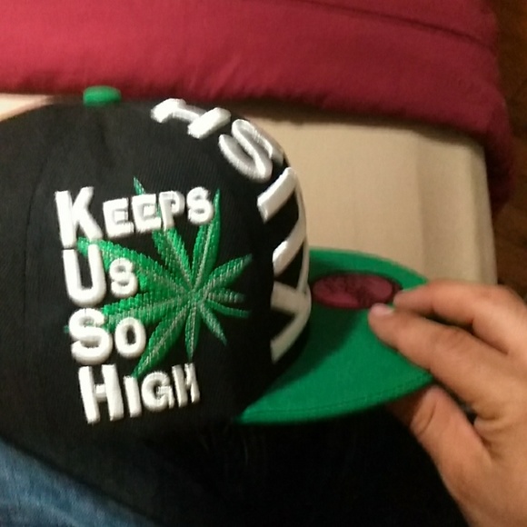 Hi this is a snapback perfect condition never worn - Picture 2 of 5